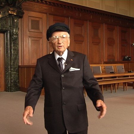 Ben Ferencz im Nürnberger Schwurgerichtssaal 600, wo er einst Chefankläger in einem NS-Prozess war.