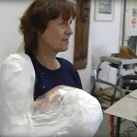 Michaela Biet bei der Herstellung ihrer Skulpturen.