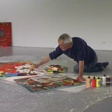 „Kreis“-Künstler Ortwin Michl beim Malen am Boden.