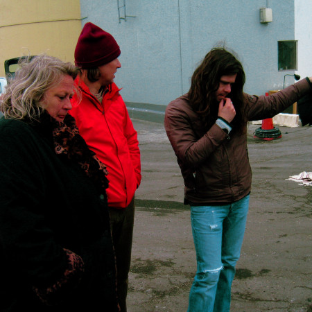 Ullabritt Horn (links) beim Dreh in Ystadt mit Kameramann Günther Wittmann (Mitte).