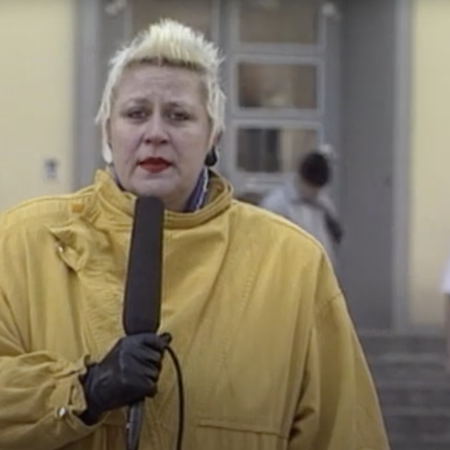 Ullabritt Horn 1992 vor der Frauenklinik des städtischen Krankenhauses Nürnberg in der Flurstraße.