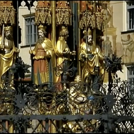 Der Schöne Brunnen in Nürnberg mit seinen historischen Figuren, noch unverstellt.