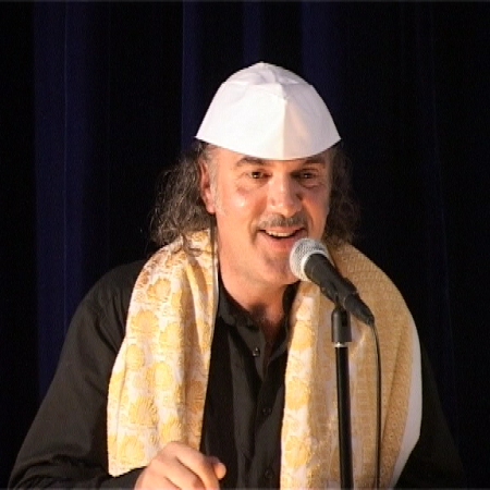 Der Nürnberger Künstler Giorgio Hupfer bei seiner Revue „Herz oder Stern“.