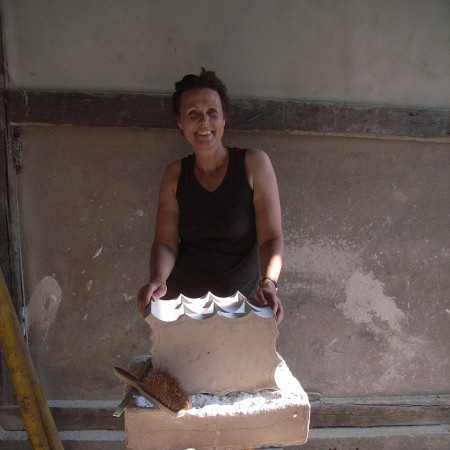 Die Bildhauerin Michaela Biet in ihrem Atelier in Wetzendorf.