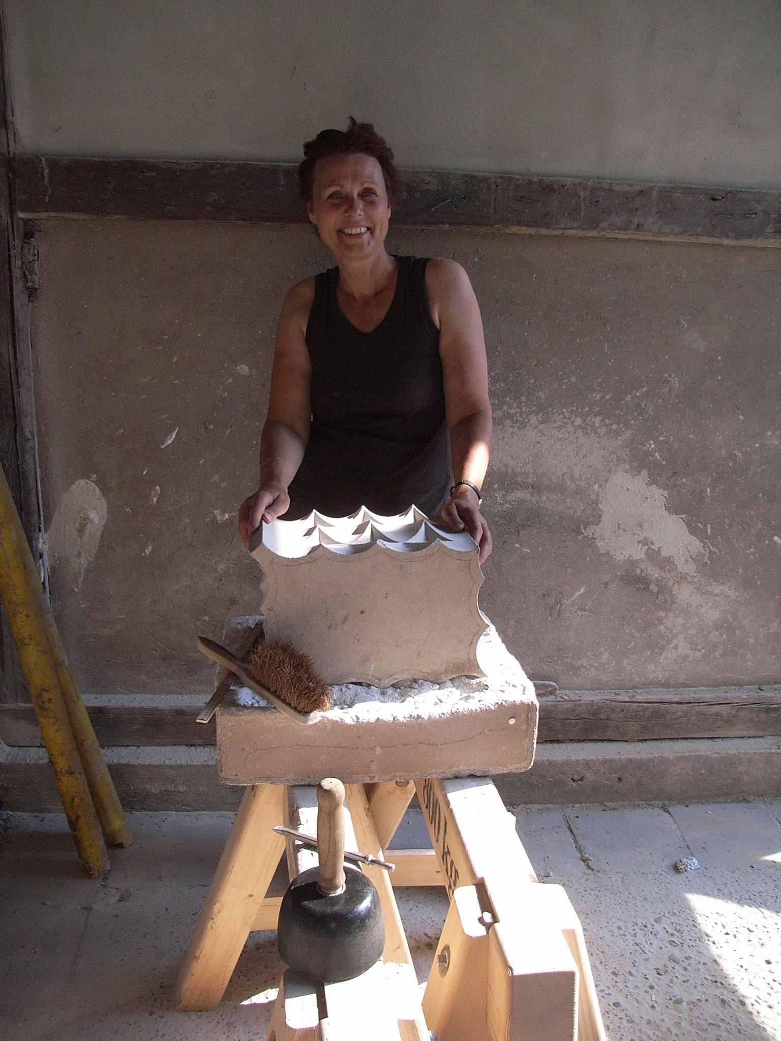 Die Bildhauerin Michaela Biet in ihrem Atelier in Wetzendorf.